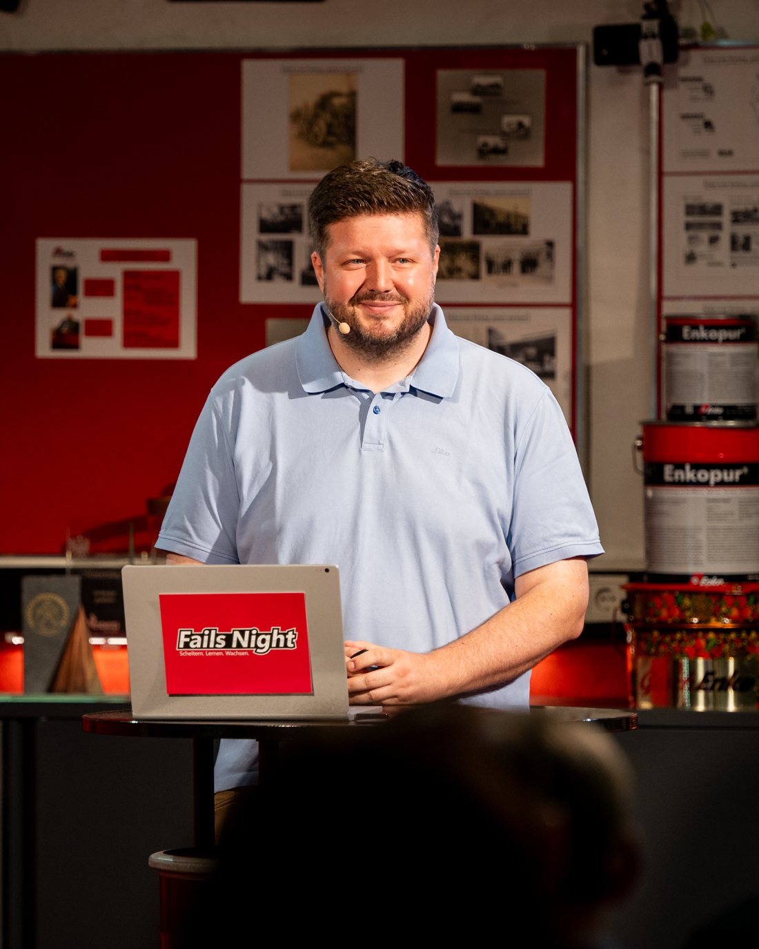Oliver Oettgen moderiert die Fails Night im ENKE-Werk
